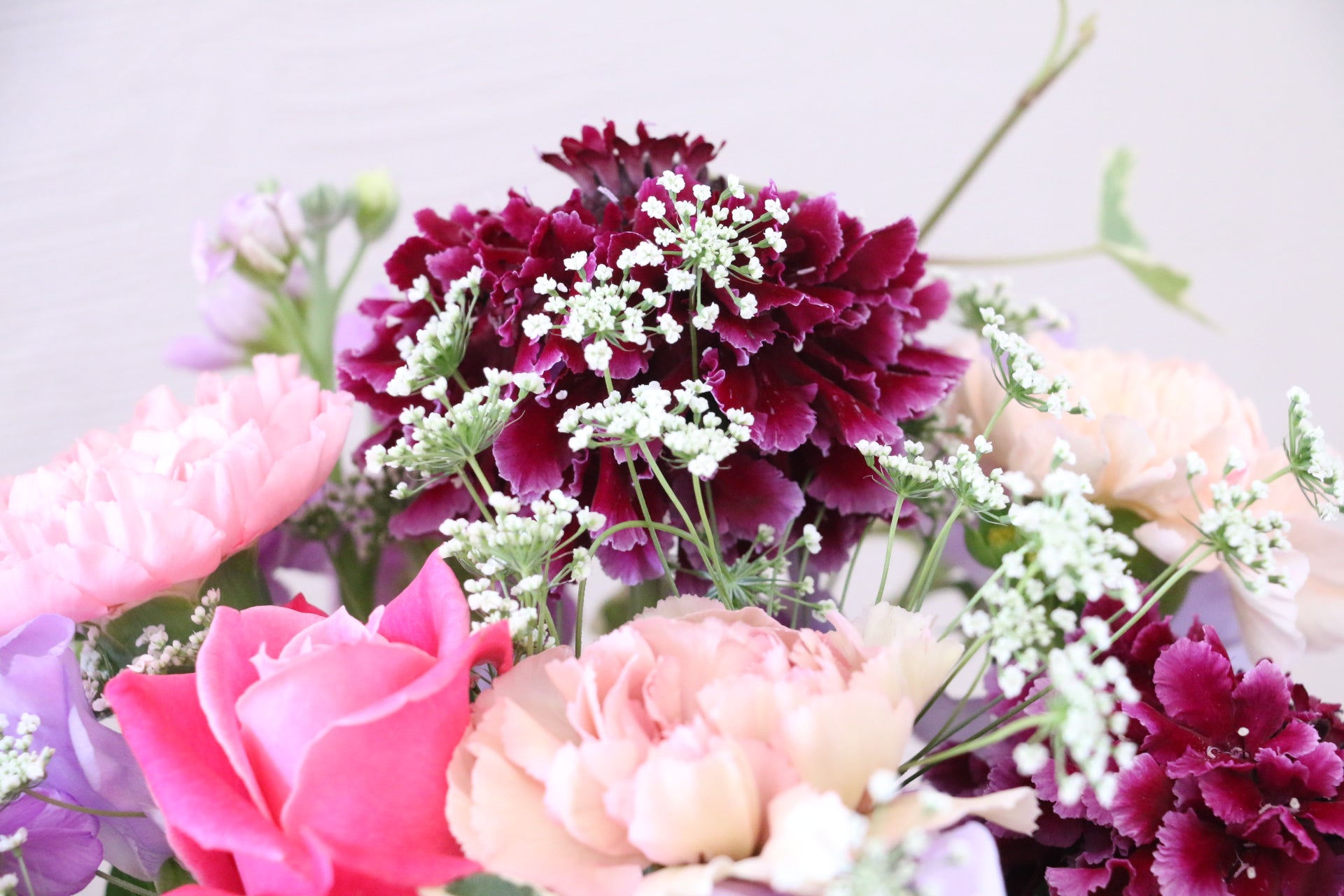 フラワーアレンジメント 造花 ピンク 紫・ピンクのアレンジメント 8,000円 – 花・花束の通販サイト