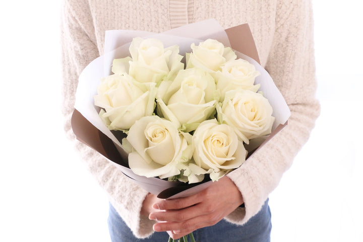 8本の白色のバラの花束-あなたの思いやりに感謝します