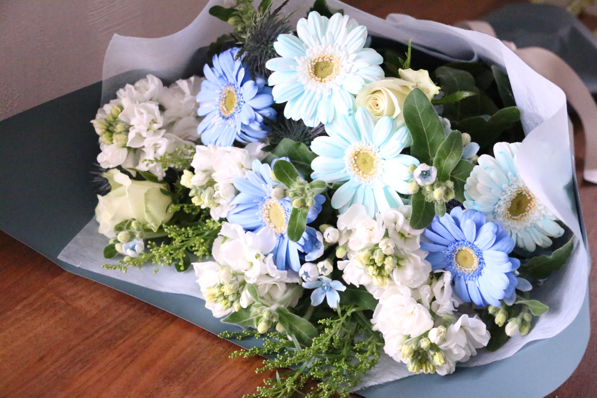 花かんむり♡リストブーケセット 青♡水色♡白 水色・青・白の花束 9,000円 – 花・花束の通販サイト｜HanaTaku
