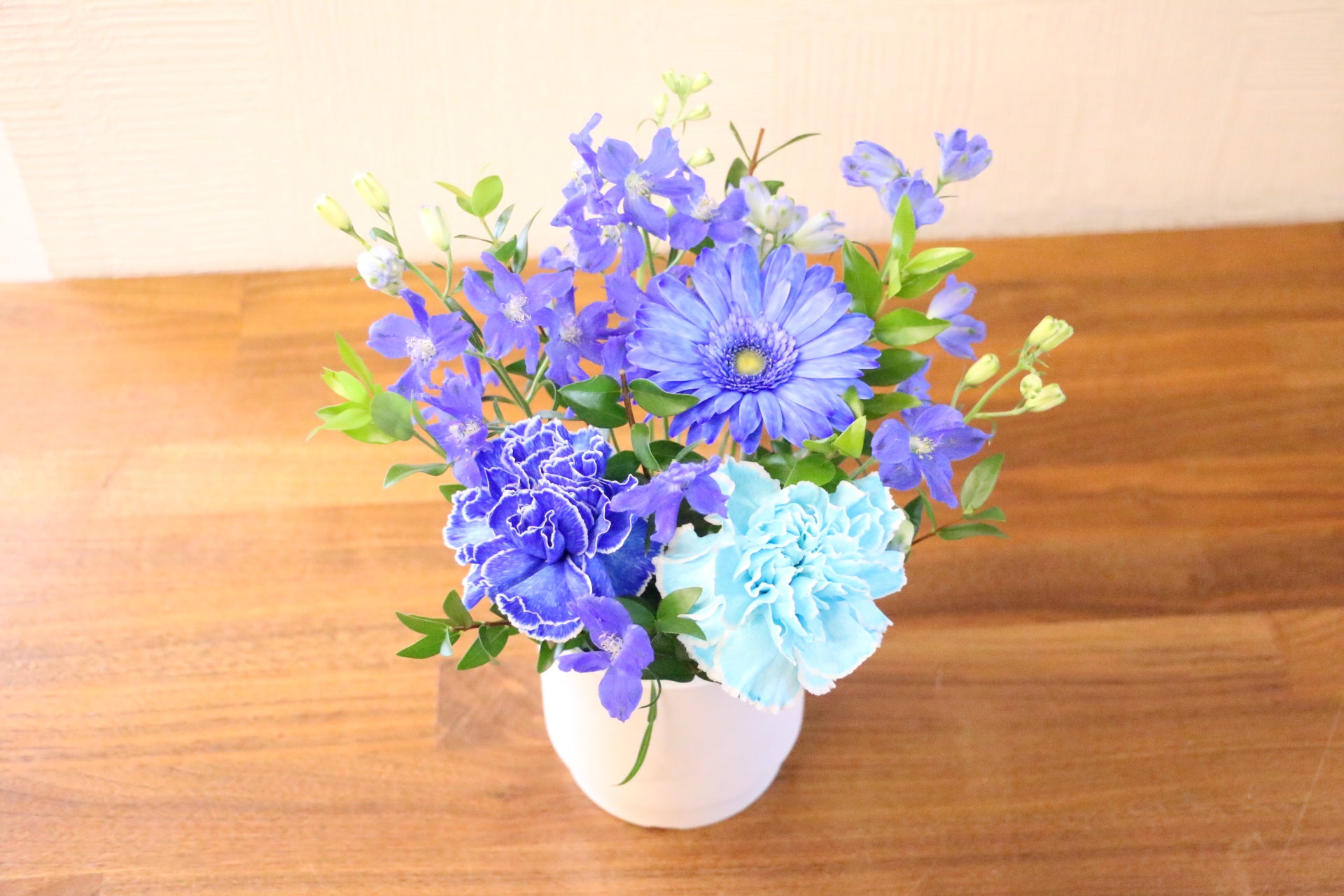 青・水色・白のアレンジメント 3,000円 – 花・花束の通販サイト｜HanaTaku