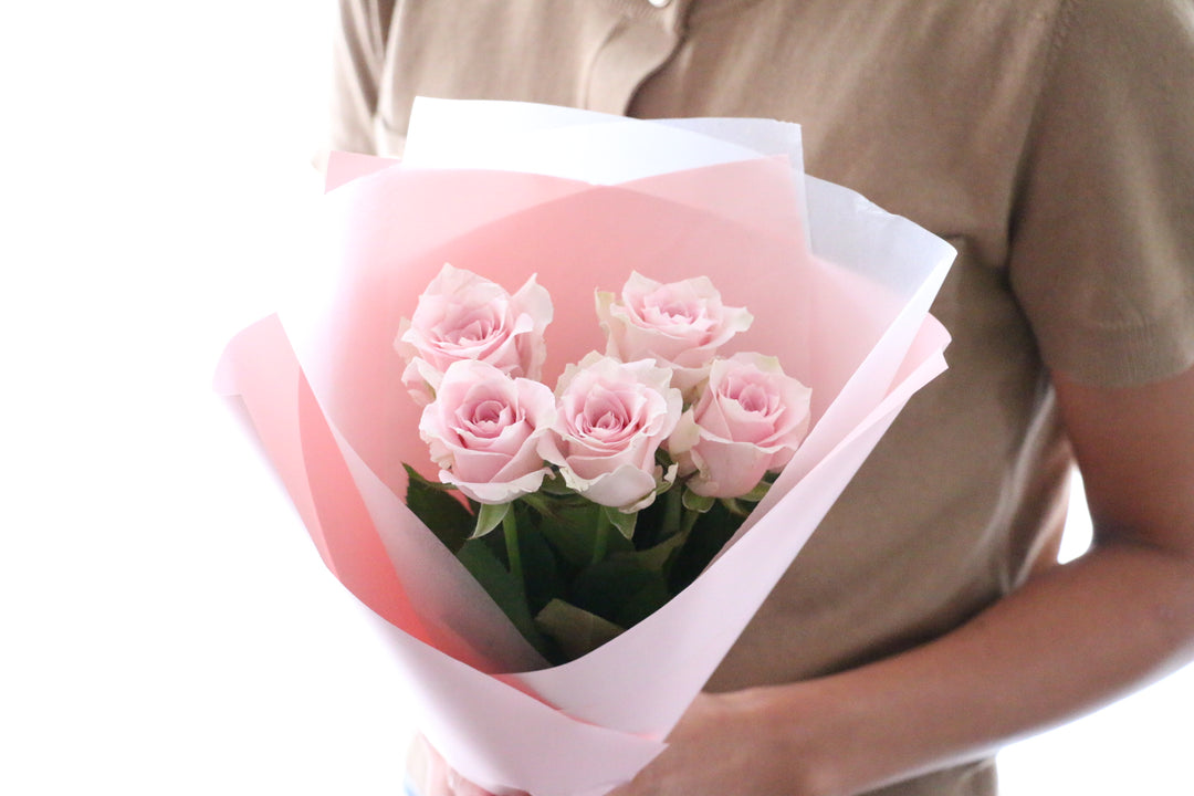 5本のピンク色のバラの花束