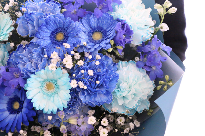 カスミソウ入り水色・青・白の花束 8,000円