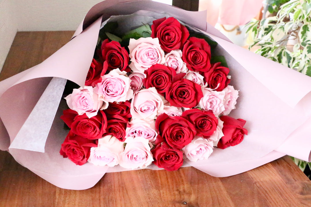 赤色ピンク色バラのミックスの花束（30本）