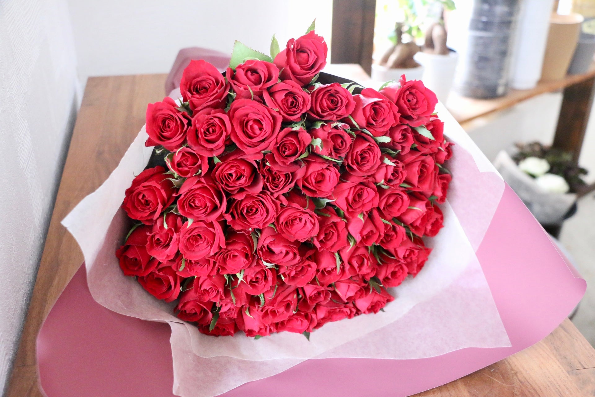 還暦祝い】60本の赤いのバラの花束-永遠の愛 – 花・花束の通販サイト