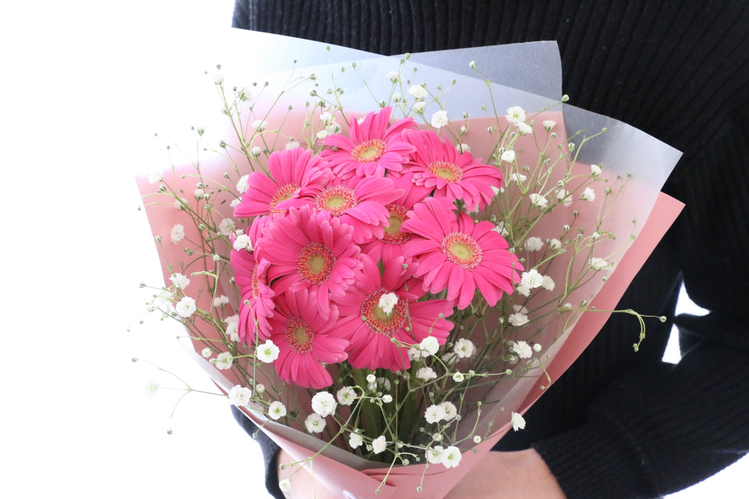 濃いピンク色のガーベラ（10本）とカスミソウの花束