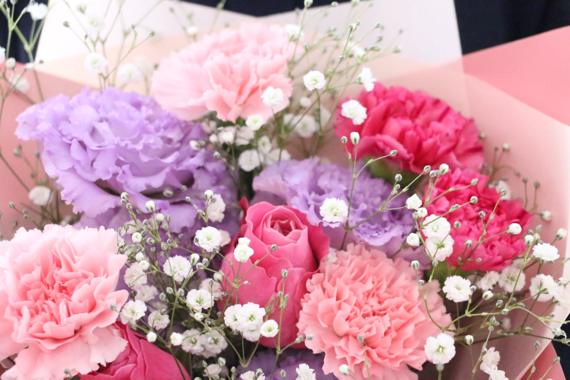 カスミソウ入り紫・ピンクの花束 5,000円 – 花・花束の通販サイト