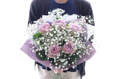紫色のバラ（5本）とカスミソウ（2本）の花束 4,500円