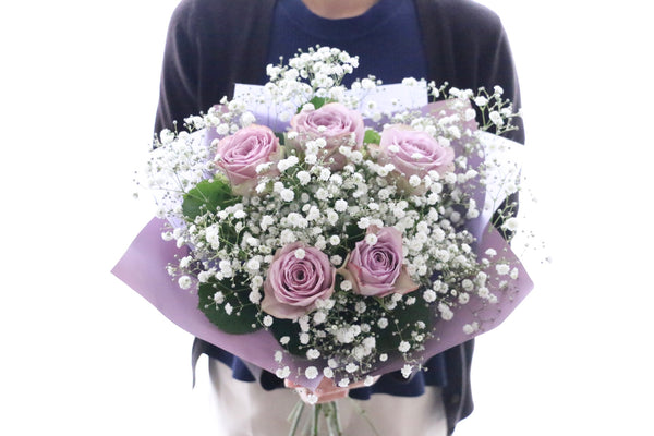 紫色のバラ（5本）とカスミソウ（2本）の花束 4,500円