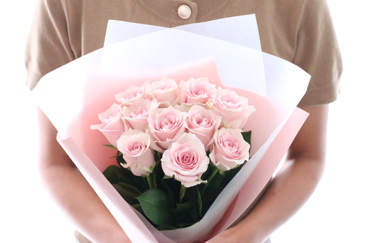 11本のピンク色のバラの花束