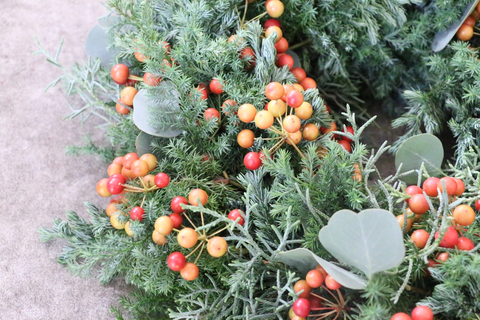 赤い実のフレッシュクリスマスリース Mサイズ – 花・花束の通販サイト
