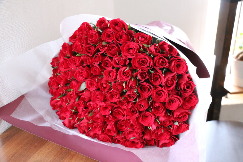 99本の赤いバラの花束