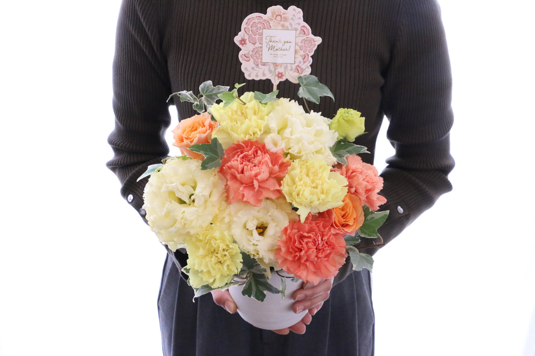 【母の日限定】カーネーション入りアレンジメントMサイズ（黄色・オレンジ）