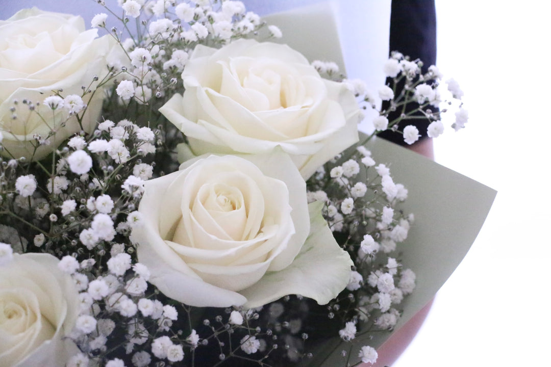 白色のバラ（5本）とカスミソウ（2本）の花束 4,500円
