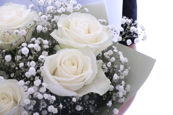 白色のバラ（5本）とカスミソウ（2本）の花束 4,500円
