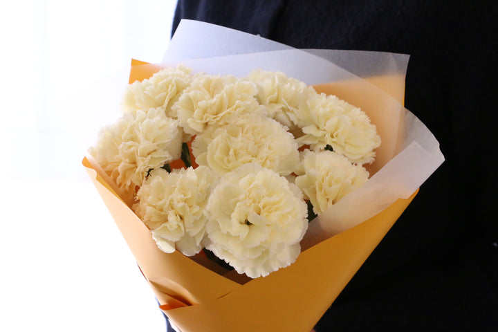 淡い黄色のカーネーションの花束（8本）-あなたの思いやりに感謝します