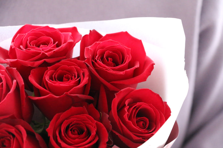 7本の赤いバラの花束-ひそかな愛