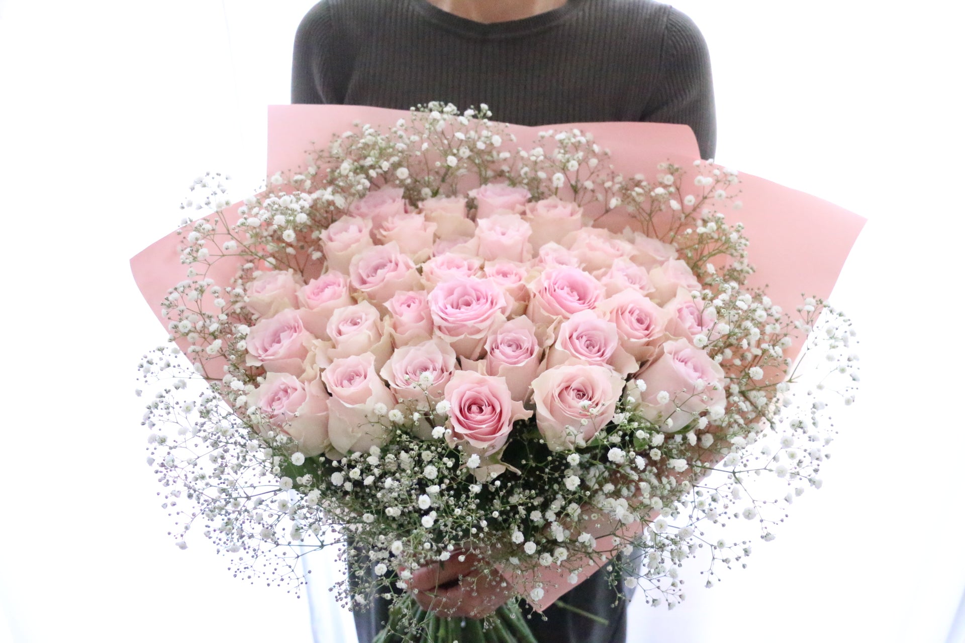 33本のピンク色のバラとカスミソウ4本の花束 – 花・花束の通販サイト