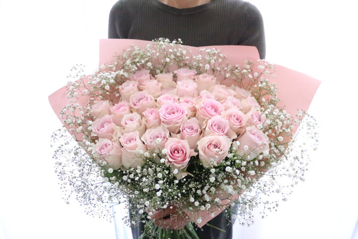 33本のピンク色のバラとカスミソウ4本の花束
