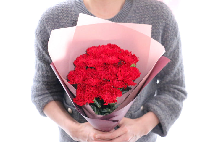 赤色のカーネーションの花束（15歩）