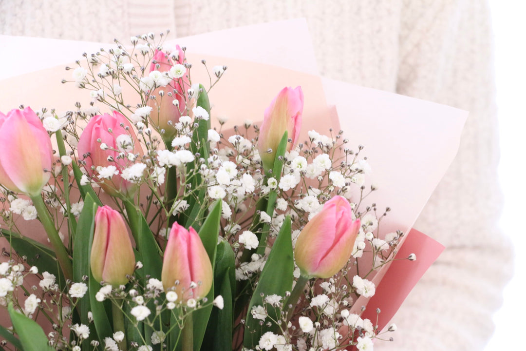 ピンクのチューリップ（8本）とカスミソウの花束