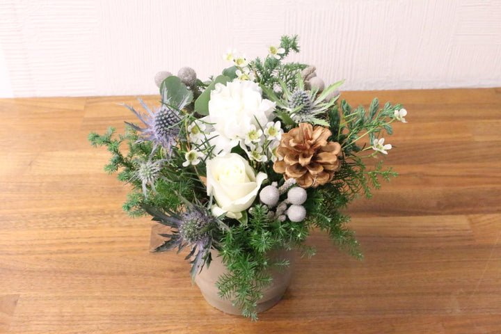 クリスマスの白いバラ入りアレンジメント　Sサイズ　3,500円