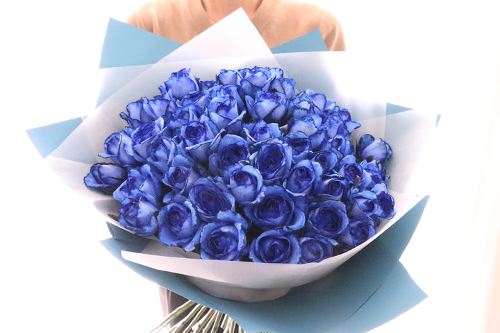 50本の青いバラの花束