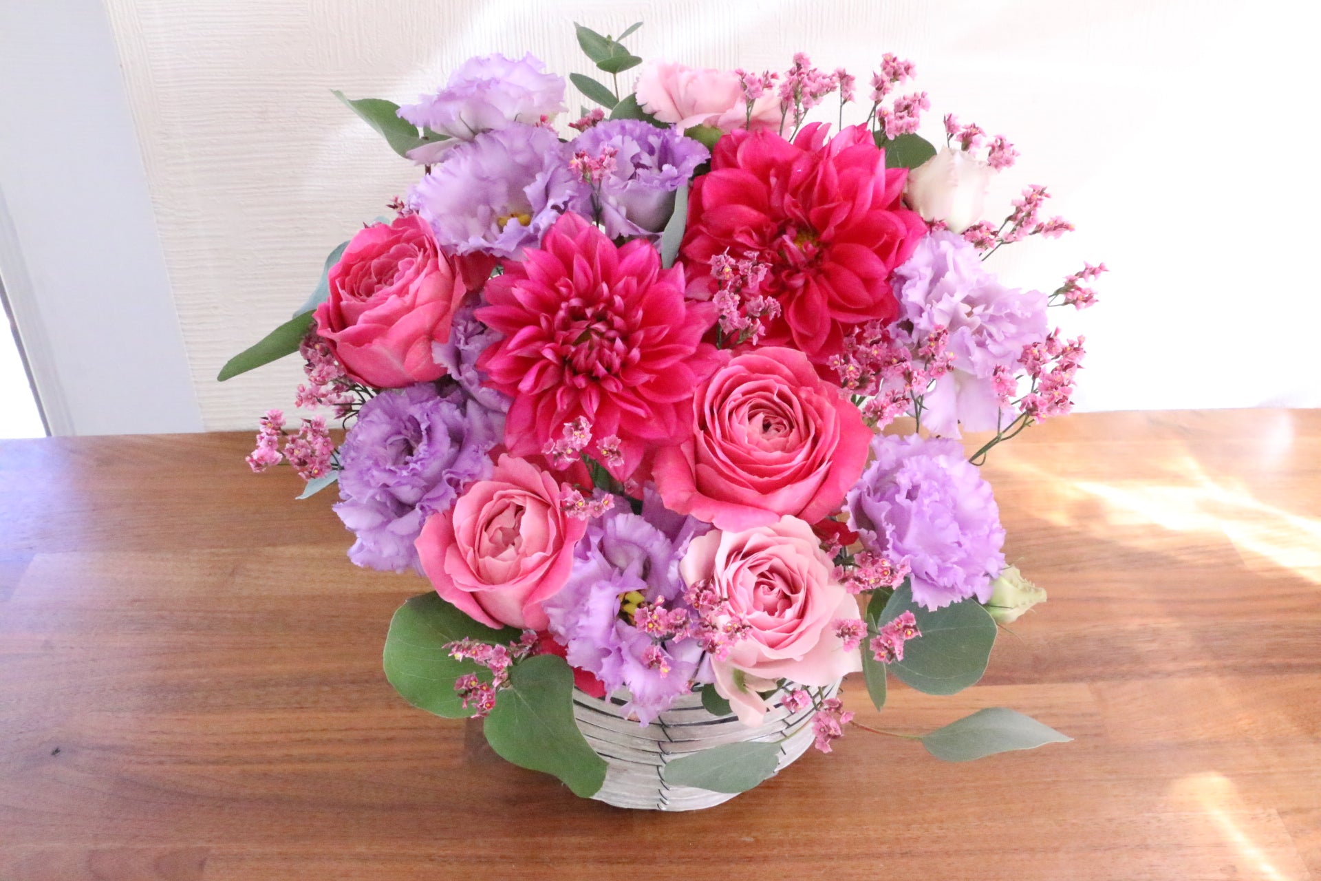 紫・ピンクのアレンジメント 9,000円 – 花・花束の通販サイト｜HanaTaku