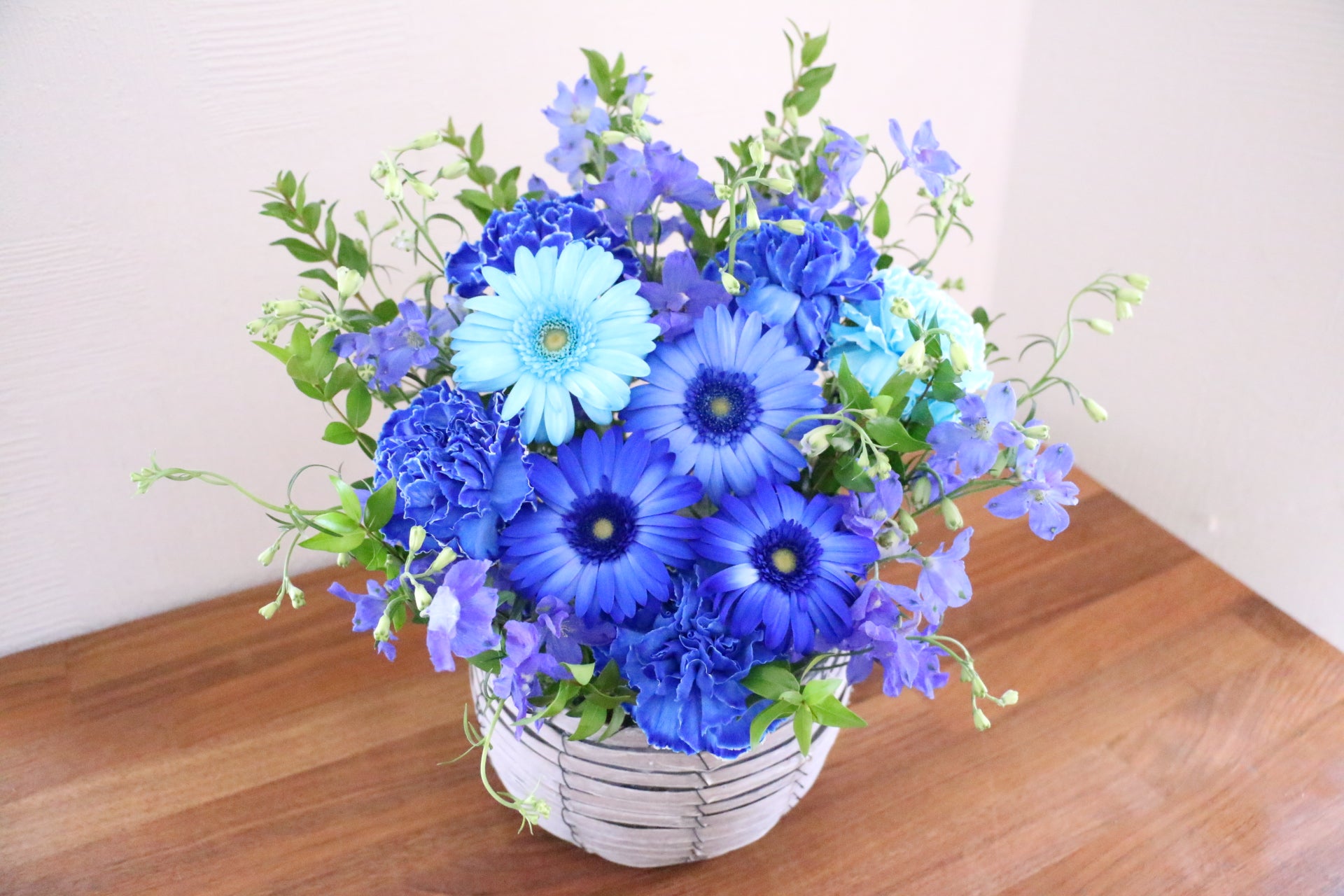 青系造花のキャンドルアレンジメント 青・水色・白のアレンジメント 8,000円 – 花・花束の通販サイト｜HanaTaku