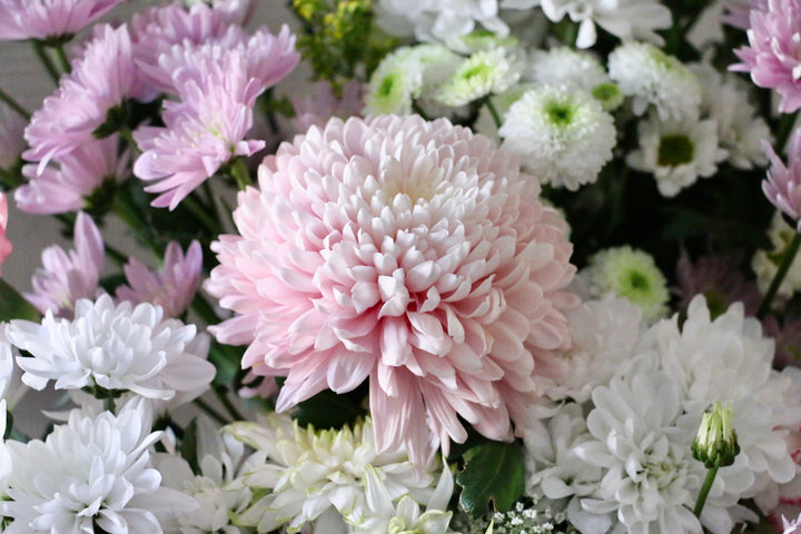 【供花】白色・ピンク色のお供えアレンジメント 15,000円