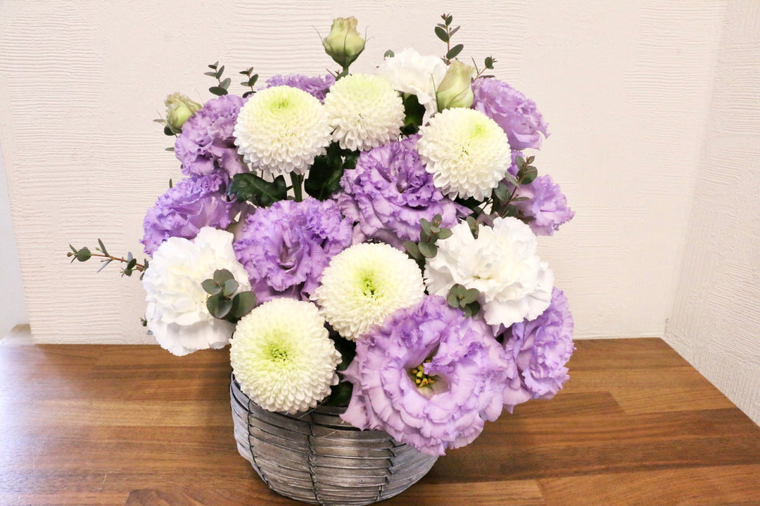 【供花】白色・紫色のお供えアレンジメント 8,000円