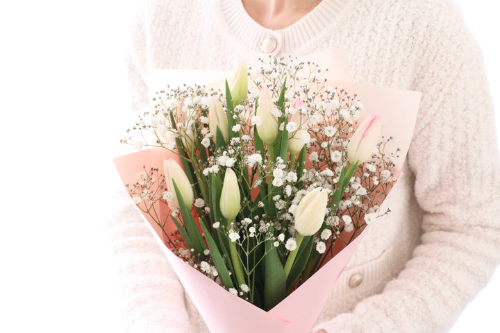 淡いピンクのチューリップ（9本）とカスミソウの花束