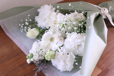 カスミソウと白・グリーンの花束 5,000円