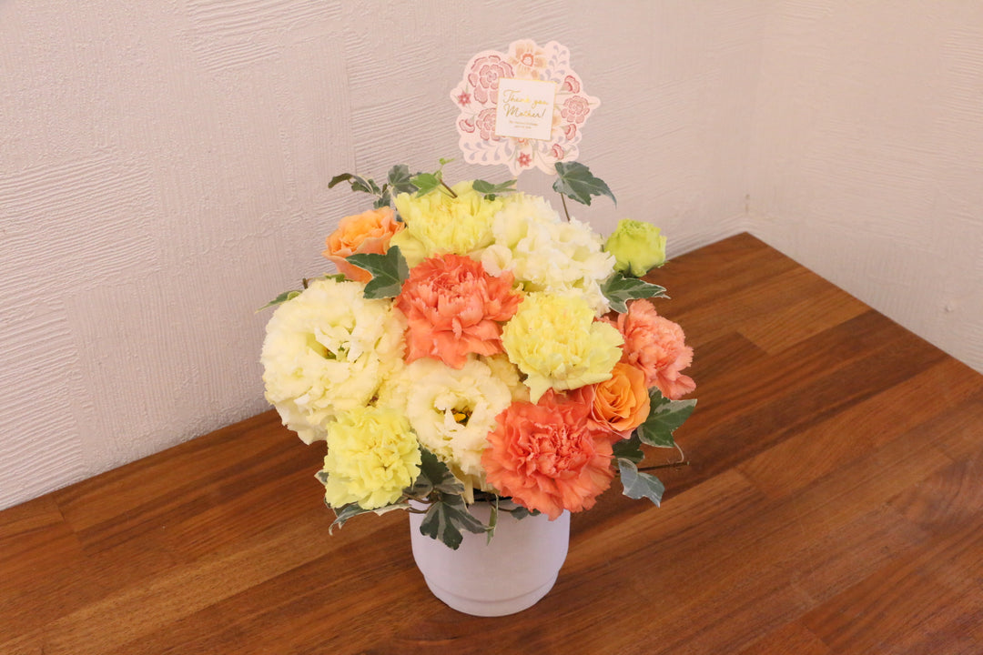 【母の日限定】カーネーション入りアレンジメントMサイズ（黄色・オレンジ）