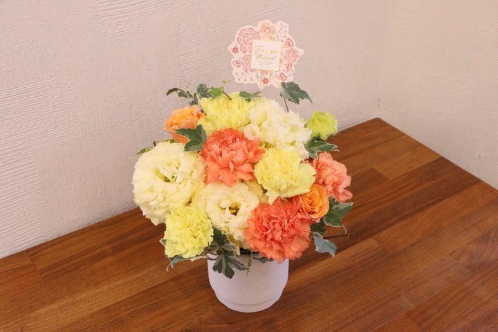 【母の日限定】カーネーション入りアレンジメントMサイズ（黄色・オレンジ）