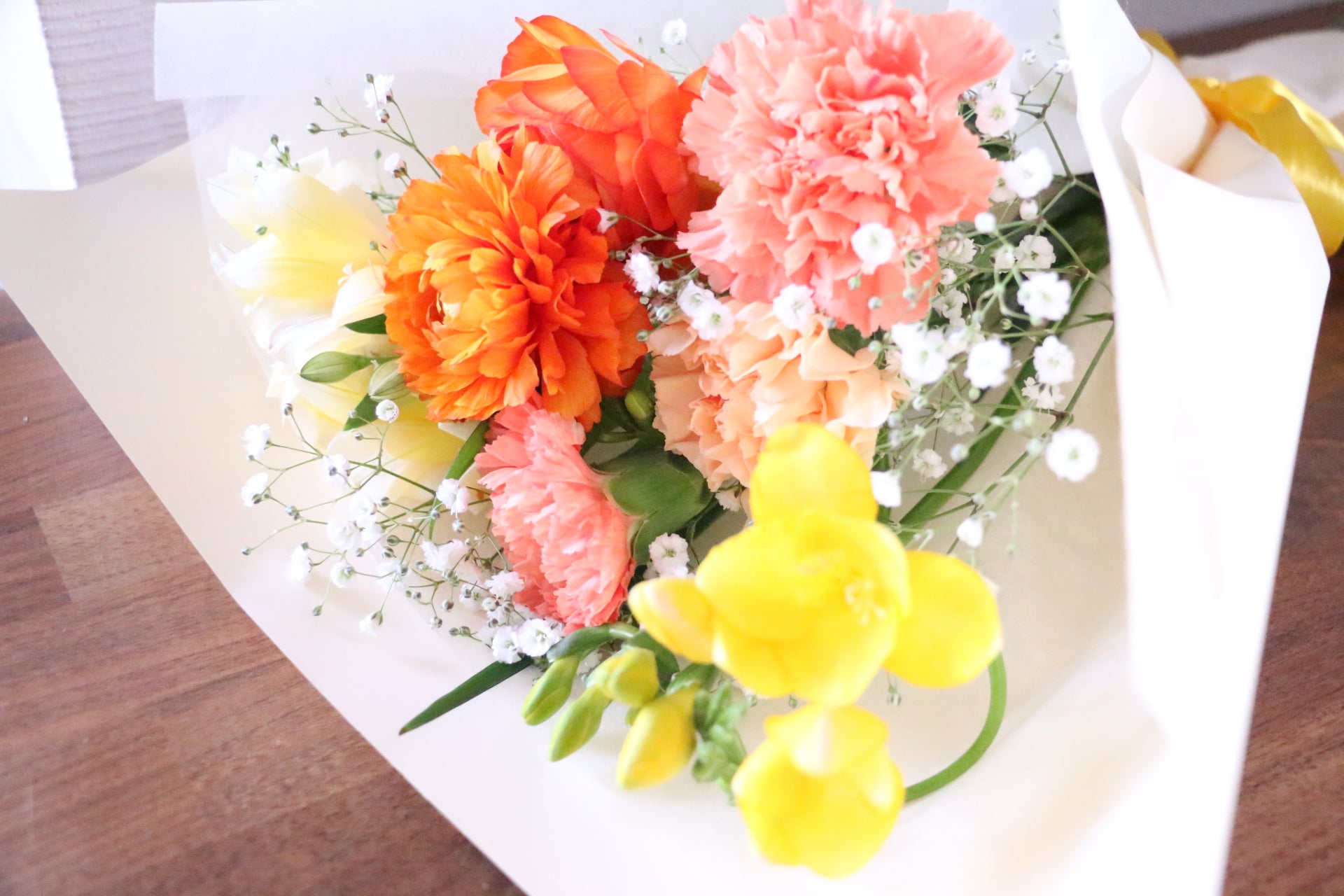 カスミソウ入り黄色・オレンジ色の花束 3,500円 – 花・花束の通販