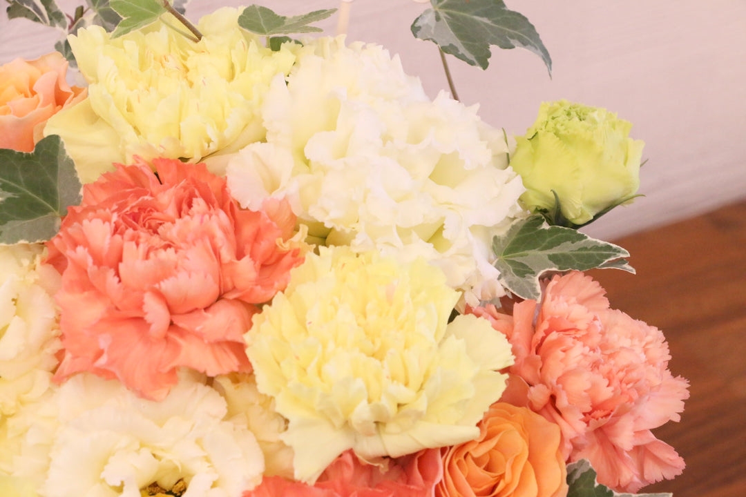 【母の日限定】カーネーション入りアレンジメントMサイズ（黄色・オレンジ）