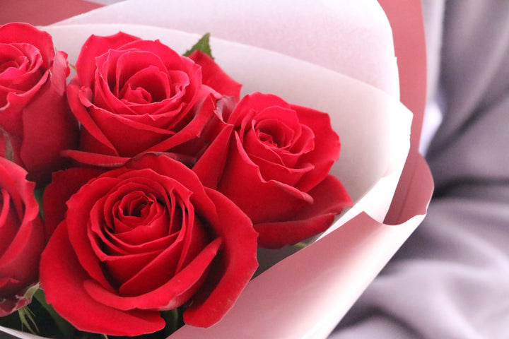 5本の赤いバラの花束-あなたに出会えて心から嬉しいです