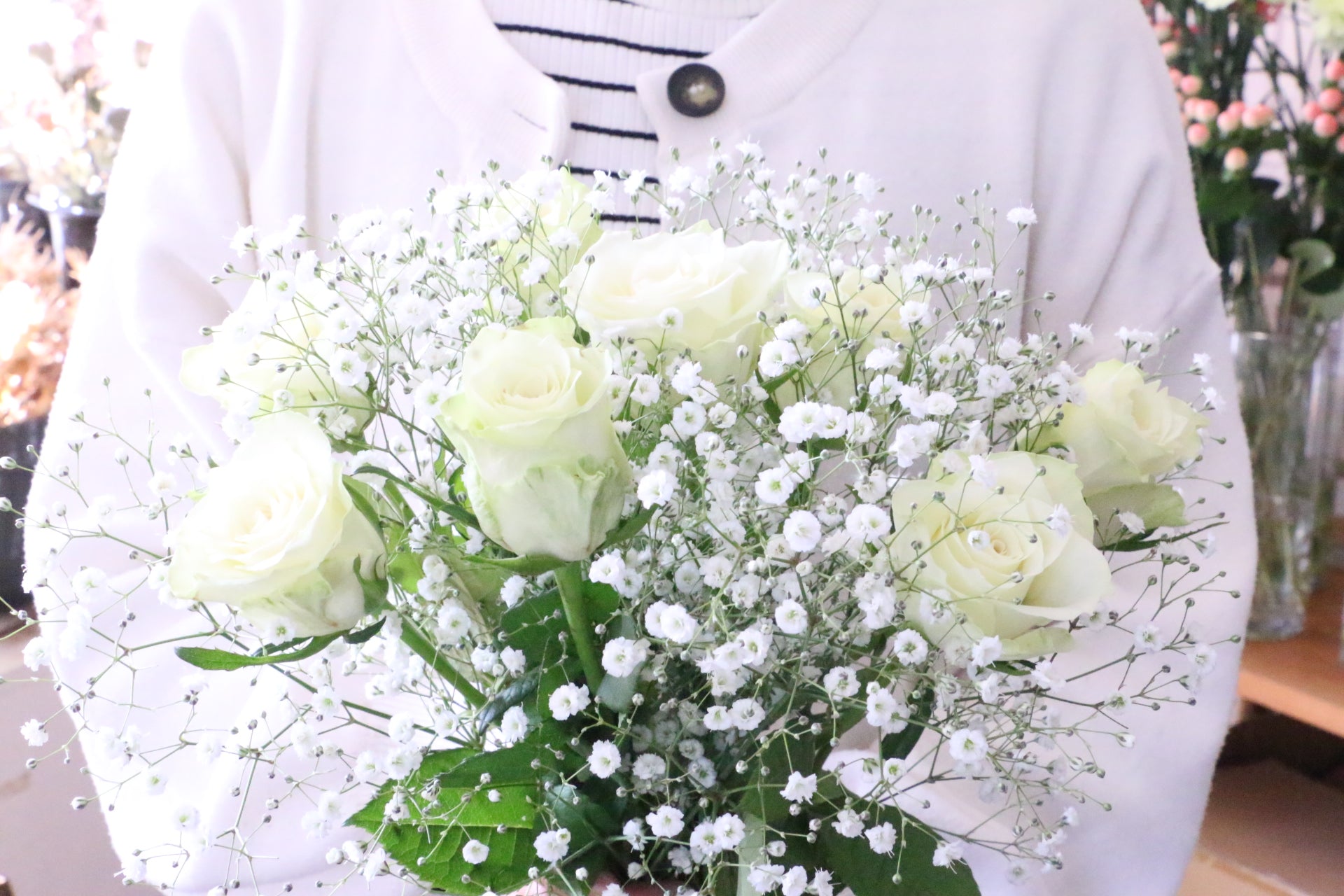 白色のバラ（8本）とカスミソウ（3本）の花束 7,000円 – 花・花束の