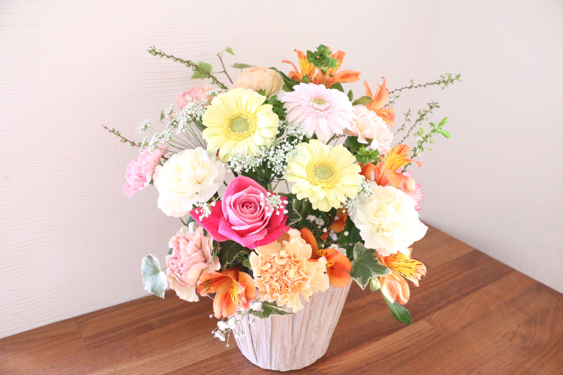 花束・アレンジメント 8,000円のアレンジメント – 花・花束の通販サイト｜HanaTaku
