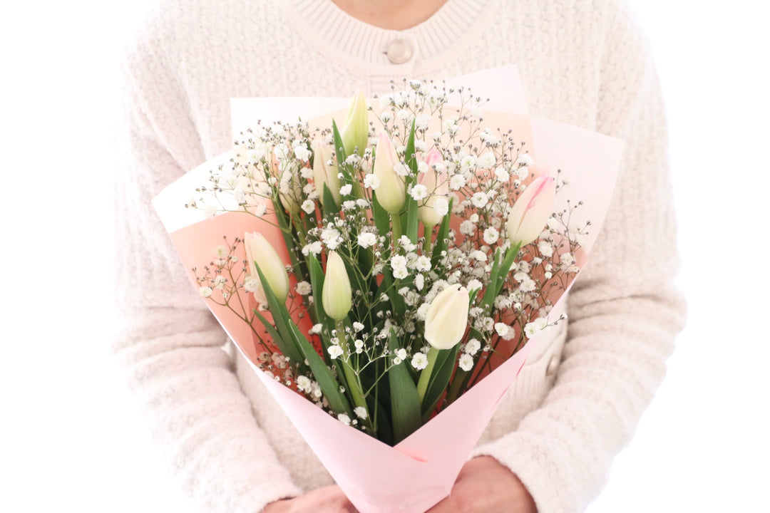 淡いピンクのチューリップ（9本）とカスミソウの花束
