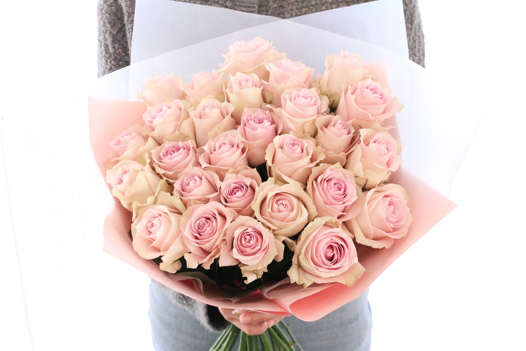 27本のピンク色のバラの花束-深い愛