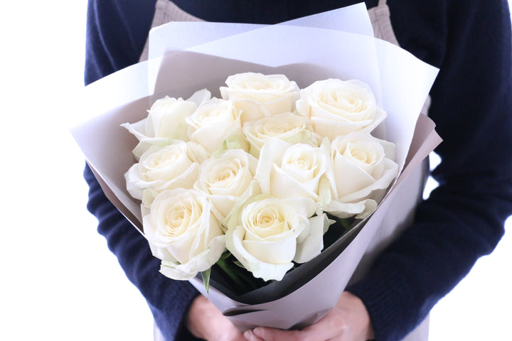 11本の白色バラの花束-最愛