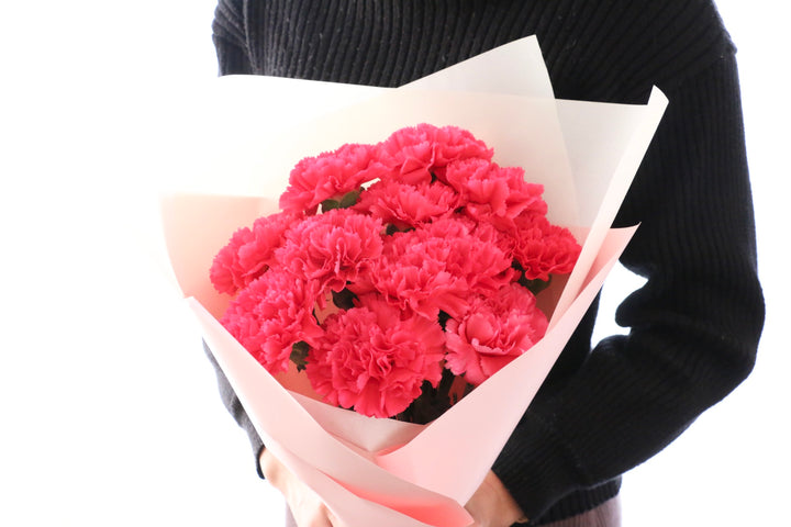 濃いピンクのカーネーションの花束（12本）-私の妻になってください