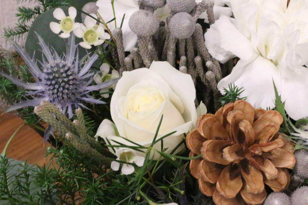 クリスマスの白いバラ入りアレンジメント　Mサイズ　5,000円