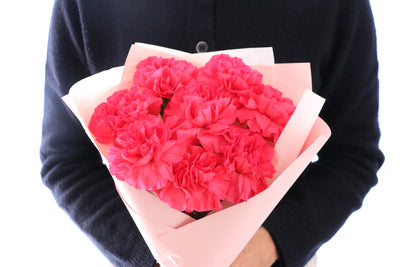 濃いピンクのカーネーションの花束（8本）-あなたの思いやりに感謝します