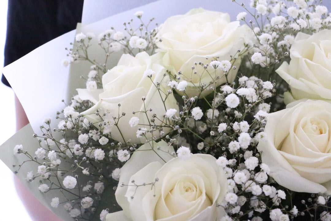 白色のバラ（5本）とカスミソウ（2本）の花束 4,500円