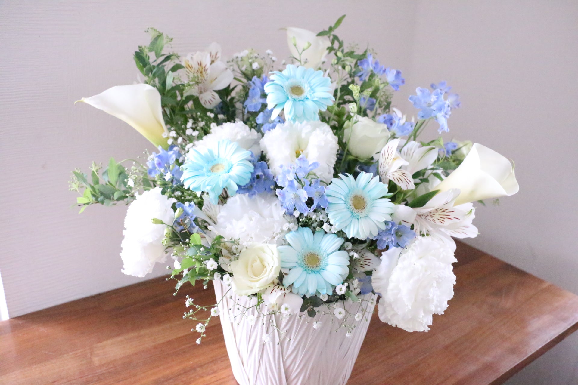 青・水色・白のアレンジメント 15,000円 – 花・花束の通販サイト｜HanaTaku