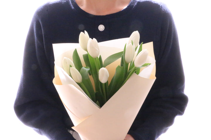 白のチューリップの花束（8本）