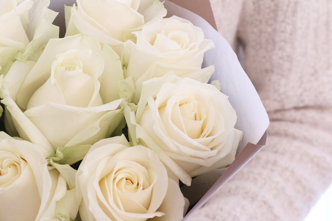8本の白色のバラの花束-あなたの思いやりに感謝します