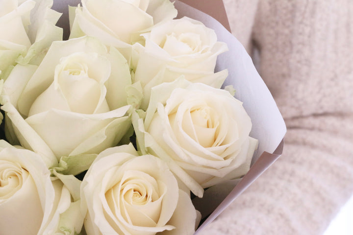 8本の白色のバラの花束-あなたの思いやりに感謝します